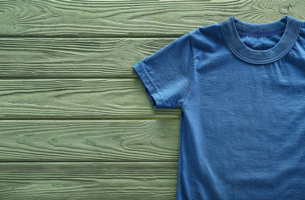 Blank blue t-shirt on wooden background - Fotoğraf, Görsel