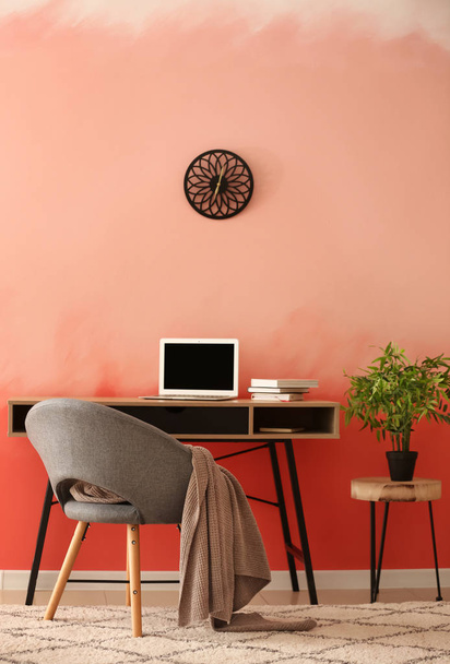Comfortable workplace near pink wall - Foto, immagini