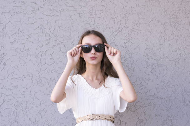 νεαρό κορίτσι με τα γυαλιά ηλίου - Φωτογραφία, εικόνα