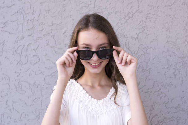молода дівчина в сонцезахисних окулярах
 - Фото, зображення