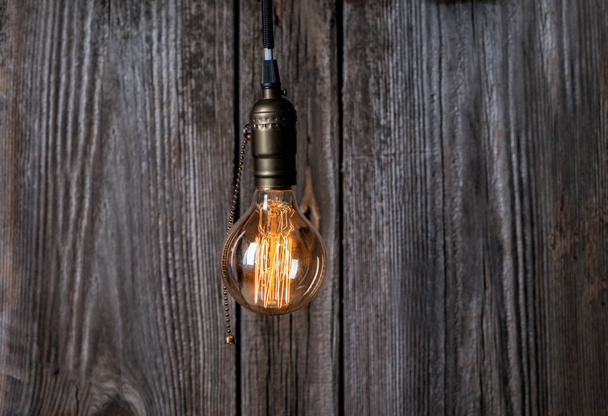 Bombilla de luz brillante sobre fondo de madera
 - Foto, imagen