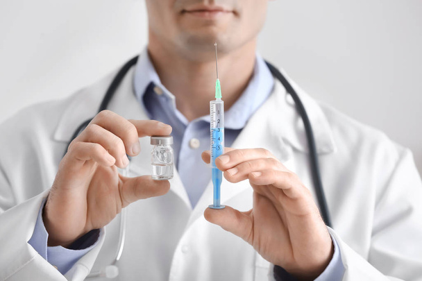Doctor with syringe and vial, closeup. Vaccination day - Foto, afbeelding