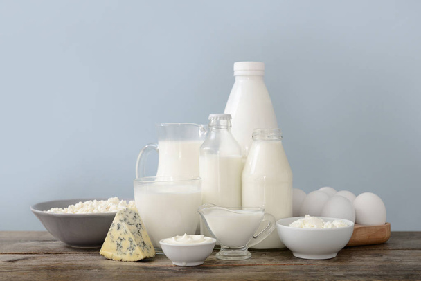 verschiedene Milchprodukte mit Eiern auf Holztisch - Foto, Bild