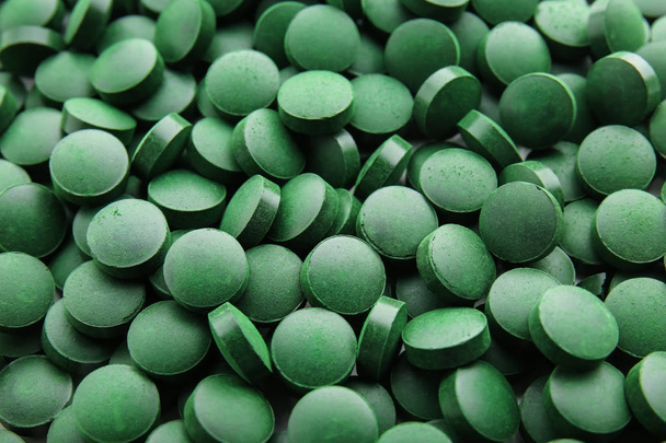 Green spirulina tablets, closeup - Foto, Imagem