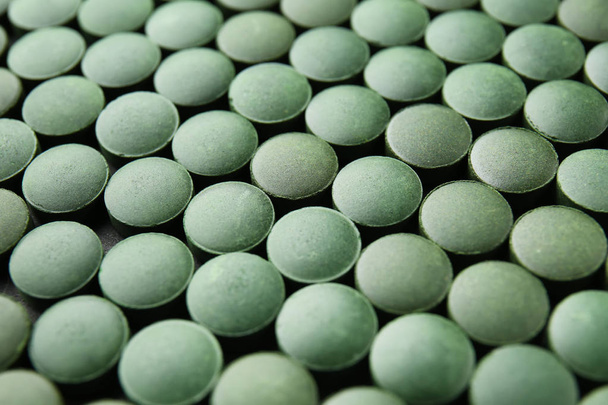 Groene spirulina tabletten, close-up - Foto, afbeelding
