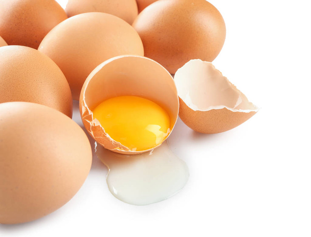 Uova di pollo screpolate e intere su sfondo bianco
 - Foto, immagini