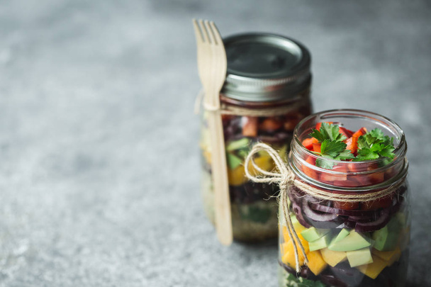 HealtHealthy homemade salad in mason jar with quinoa and vegetables. Healthy food, clean eating, diet and detox. Copy space. - Zdjęcie, obraz