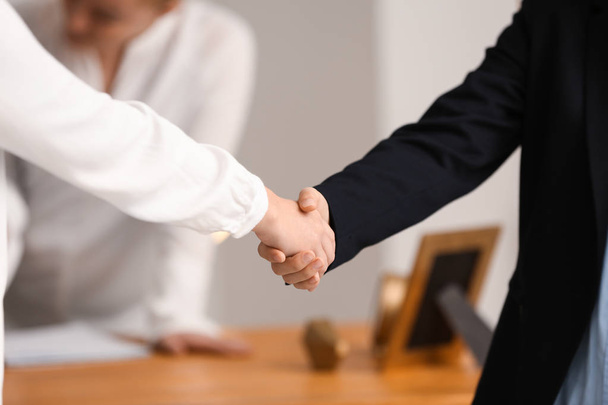 People shaking hands in office - Foto, immagini
