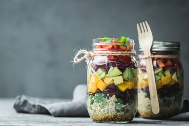 HealtHealthy homemade salad in mason jar with quinoa and vegetables. Healthy food, clean eating, diet and detox. Copy space. - Zdjęcie, obraz