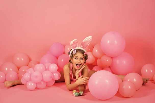 child in pink studio, spring. - Foto, afbeelding