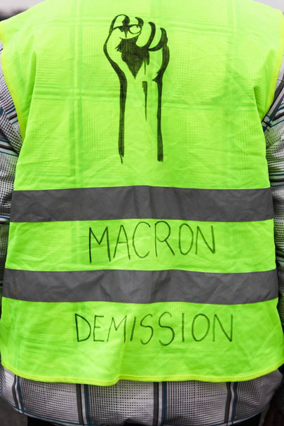 Gelbwesten protestieren gegen höhere Treibstoffpreise in Frankreich und Text auf der gelben Weste Präsident Macron Abfahrt in Französisch - Foto, Bild