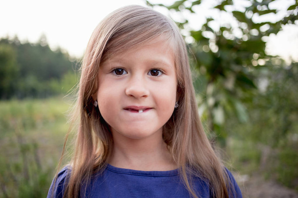 Mladá holčička bez přední zub na venkově. - Fotografie, Obrázek