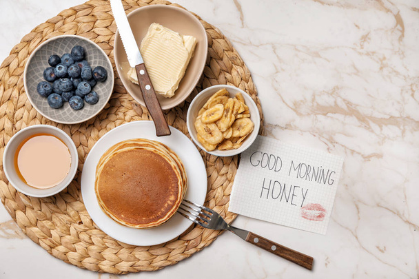 Lezzetli kahvaltı koca hasır mat için sıcak krep ile - Fotoğraf, Görsel