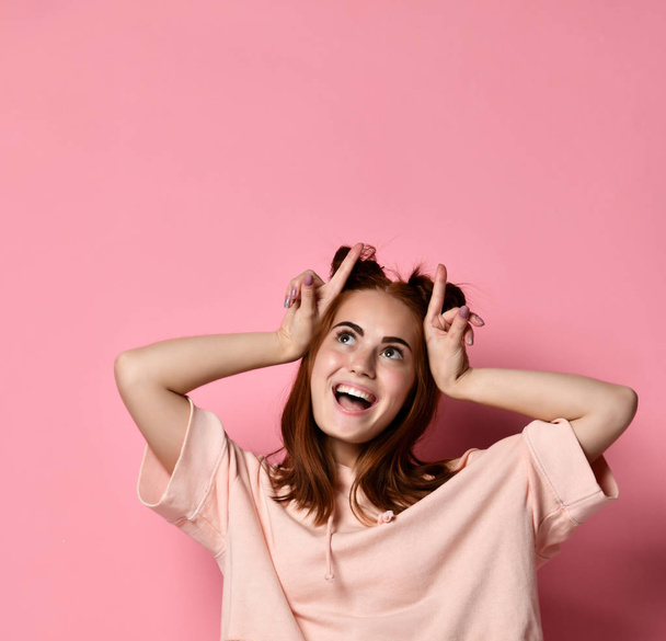 Smiling woman having fun and making horns by her hands - Foto, Bild