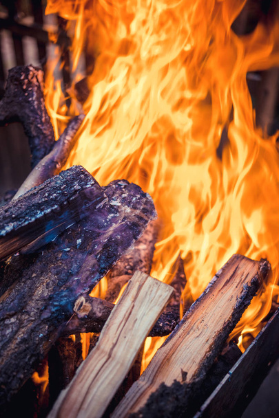 Brandhout brandt in de grill.. - Foto, afbeelding