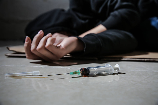 Kadın bağımlısı uyuşturucu aldıktan sonra yerde yatıyor. Bağımlılık kavramı - Fotoğraf, Görsel