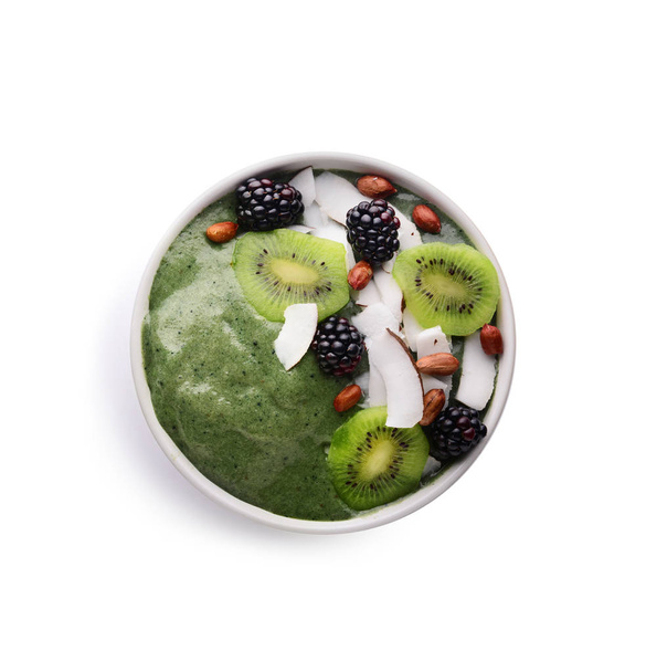 Bowl kanssa maukas spirulina smoothie valkoisella taustalla
 - Valokuva, kuva