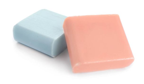 Différentes barres de savon sur fond blanc
 - Photo, image