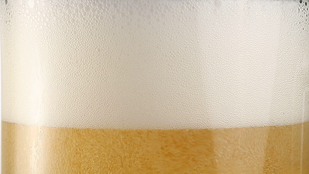Licht bier in het glas gieten. - Video