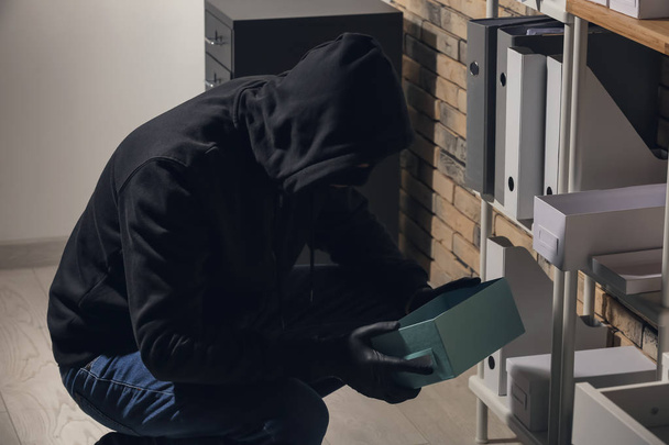 Ofis kutusuna ile erkek hırsız - Fotoğraf, Görsel