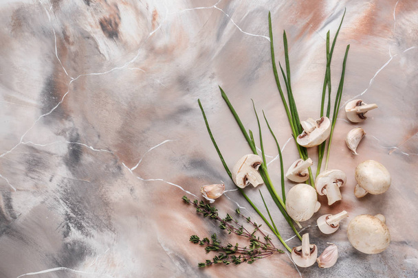 frische Pilze mit Kräutern auf Farbtisch - Foto, Bild