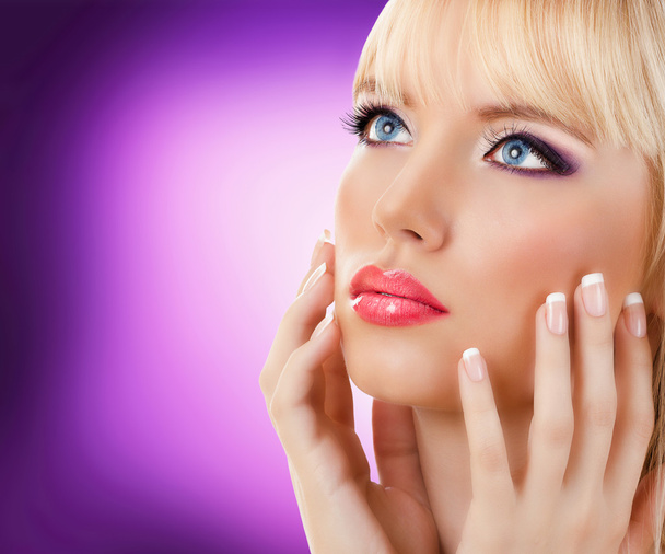 schöne blonde Frau mit Maniküre und lila Make-up - Foto, Bild