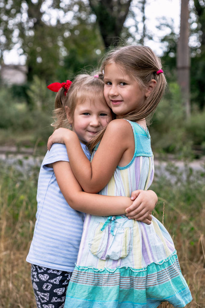 Yaz aylarında sokakta iki küçük kız kardeş - Fotoğraf, Görsel
