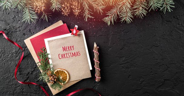 Kalem, çam dalları, çam kozalakları, hediye kutuları ile koyu arka plan üzerinde Noel kartı. Noel ve mutlu yeni yıl tema. Düz yatıyordu, en iyi görünümü - Fotoğraf, Görsel