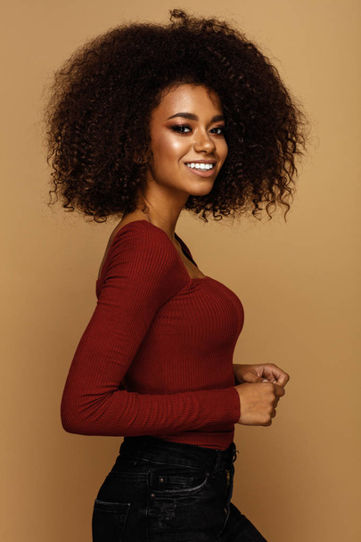 Happy african american woman with an afro hairstyle looking at camera - Foto, afbeelding