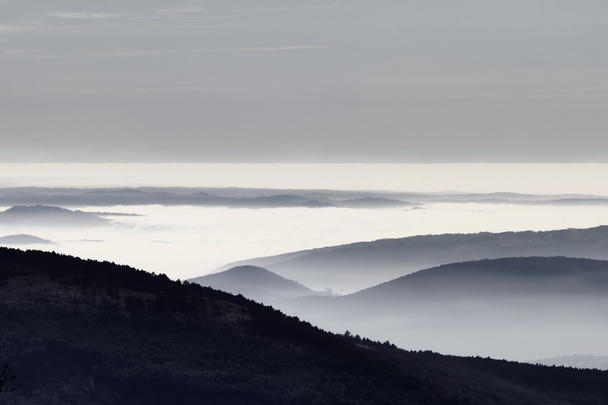 mistige heuvels - Foto, afbeelding