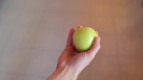 Catching on apple - Filmati, video