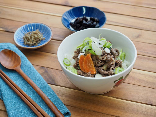 asiatisches Essen bulgogi mit Reis, eine Schüssel Reis garniert mit bulgogi - Foto, Bild