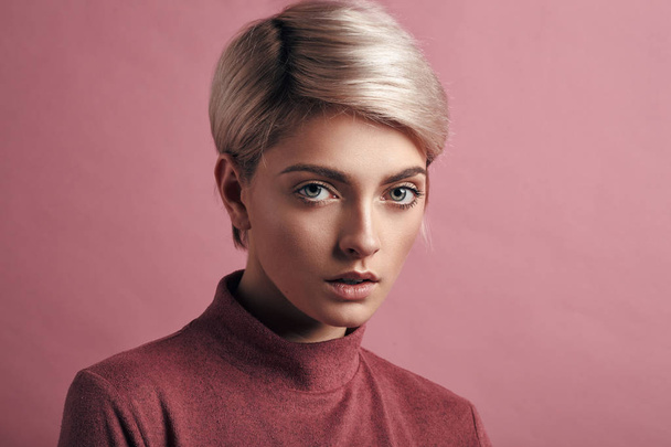 Portrait of fashion woman with blond short hair - Foto, immagini