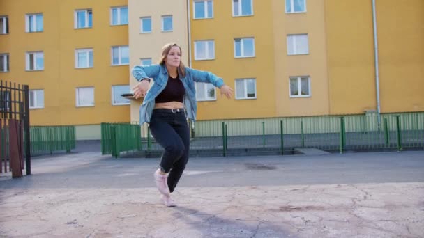 Nuori nainen tanssii ulkona
 - Materiaali, video