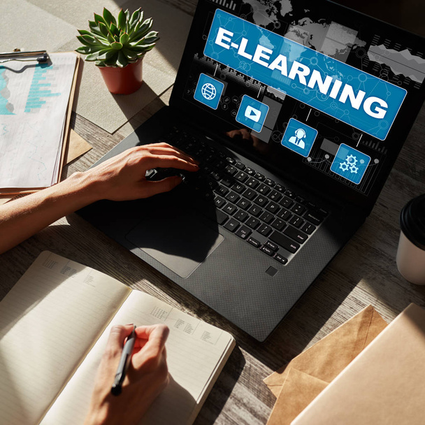 E-tanulás, online oktatási koncepció a készülék kijelzője. - Fotó, kép