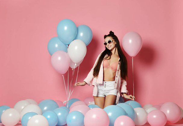 Beautiful fashion Model Party girl with colorful Balloons posing at studio isolated on Pink. - Valokuva, kuva