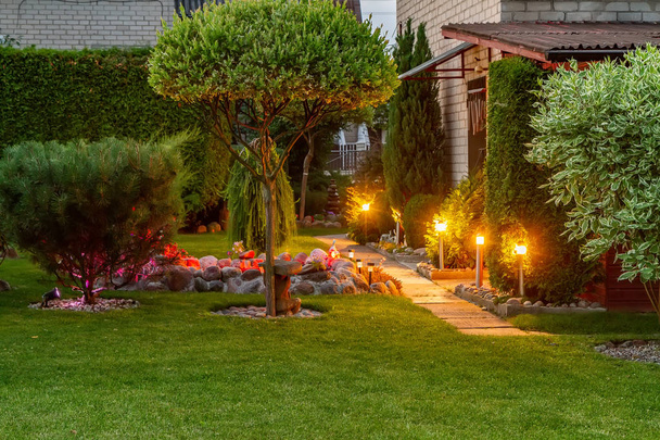 Tuin verlicht door lampen - Foto, afbeelding