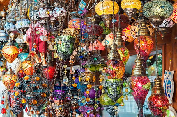 Un montón de lámparas turcas colgantes
 - Foto, Imagen