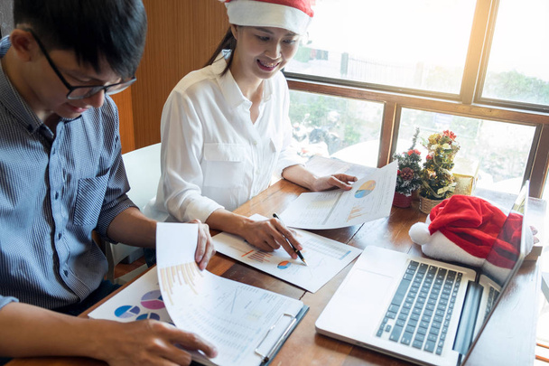 オフィス パーティー、素晴らしい時間を過ごすことで成功したビジネス人々 2019 年クリスマス サンタ帽子をかぶってプレゼントします。 - 写真・画像