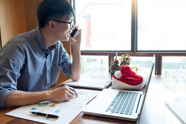 オフィス パーティー、素晴らしい時間を過ごすことで成功したビジネス人々 2019 年クリスマス サンタ帽子をかぶってプレゼントします。 - 写真・画像