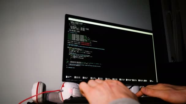 Programátoři ruce psaní na klávesnici, příkazový řádek na monitoru počítače, 4k - Záběry, video