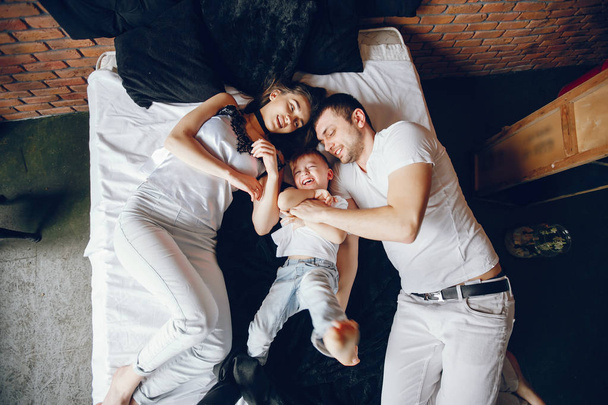 Family sitting in a bed - Valokuva, kuva