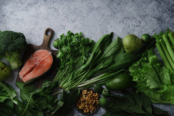 Ahşap kesme tahtası sebze ve Yeşiller ile somon biftek  - Fotoğraf, Görsel