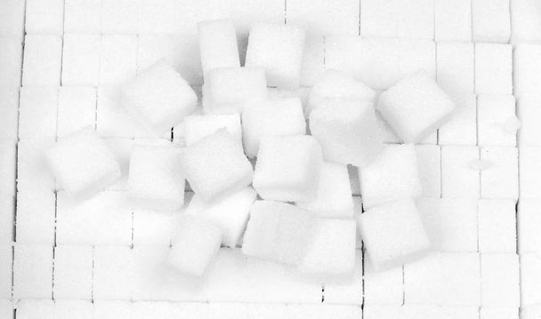 Σωρός από κύβους ζάχαρης, έτοιμο να χρησιμοποιηθεί - Φωτογραφία, εικόνα