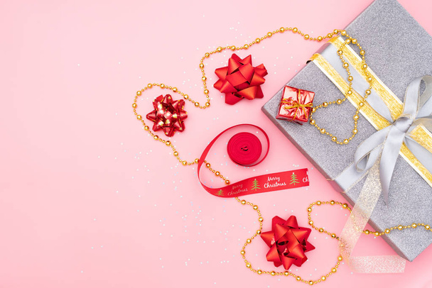 coffrets cadeaux ou coffrets cadeaux avec nœuds rouges sur fond rose pour anniversaire, noël ou cérémonie de mariage - Photo, image