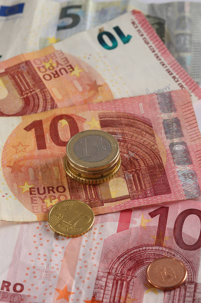 Монеты и банкноты евро с близкого расстояния
 - Фото, изображение