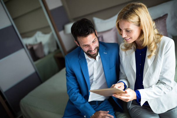 Businesspeople on business trip staying in hotel together - Foto, Imagen