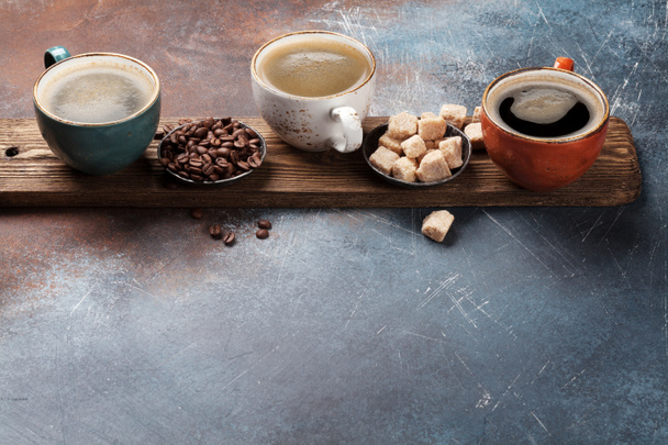 Tasses à café, haricots et cassonade. Vue de dessus avec espace pour votre texte
 - Photo, image