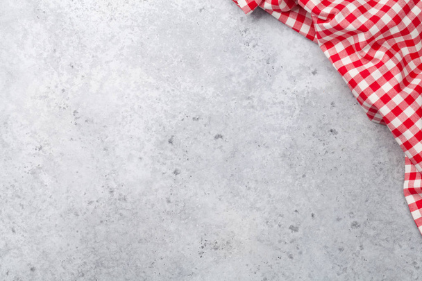 Tavolo in pietra da cucina con asciugamano da cucina o tovagliolo. Vista dall'alto con spazio per il vostro pasto o ricetta
 - Foto, immagini