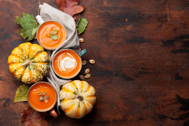 Soupe à la crème de citrouille végétarienne d'automne sur table en bois. Vue supérieure avec espace de copie
 - Photo, image